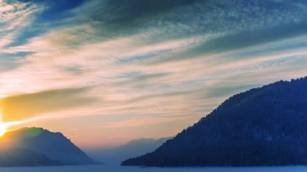 Zeitraffer Bei Sonnenaufgang Winterlichen Bergsee — Stockvideo