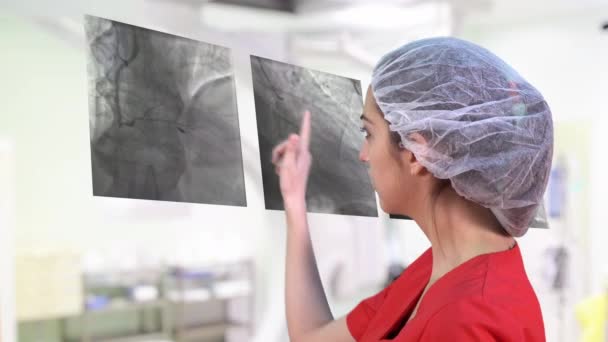 Молодая Женщина Врач Осматривает Рентген Сердца Виртуальном Экране — стоковое видео