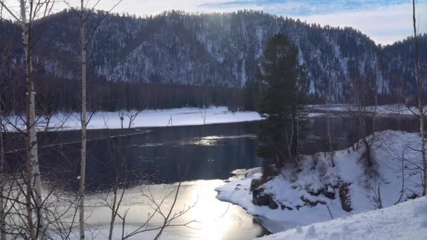 Mist Boven Rivier Van Besneeuwde Berg Winterochtend Altaj Siberië — Stockvideo