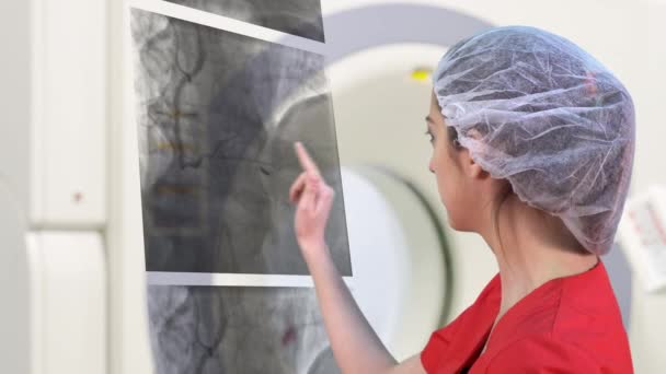 仮想画面上の心臓 線を調べる若い女性医師 — ストック動画