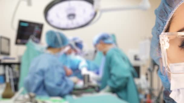 Jovem Cirurgiã Sua Equipe Sala Operações — Vídeo de Stock