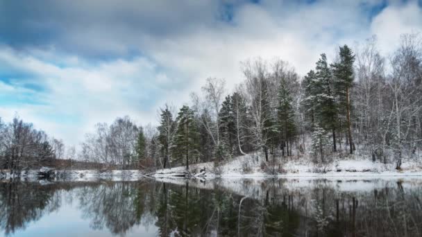 Winterlandschaft Mit Wald See Wolken Himmel Und Spiegelung Wasser Zeitraffer — Stockvideo