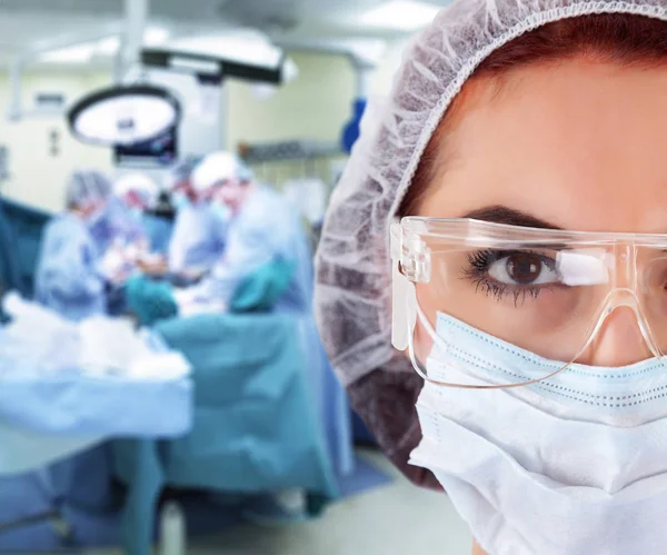 Cirujano femenino joven con equipo médico — Foto de Stock