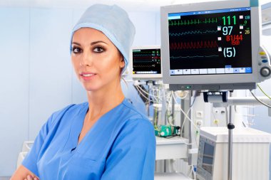 Kadın doktor ve ecg monitörleri hastanede arka planda. 