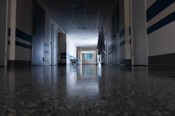 Luce in fondo al corridoio con barella in ospedale — Foto Stock