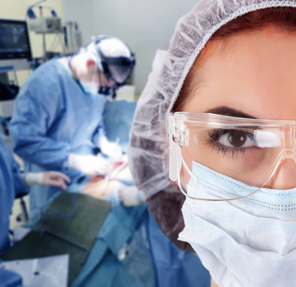Молодая женщина-хирург с медицинской командой — стоковое фото