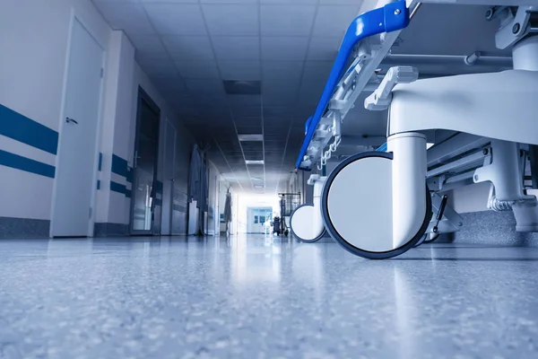 Cama médica sobre ruedas en el pasillo del hospital. —  Fotos de Stock