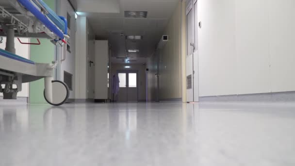 Hastanedeki Uzun Karanlık Koridorda Sedyede — Stok video