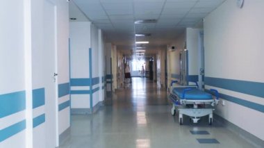 Hastane koridorunda tekerlekler üzerinde tıbbi yatak.. 