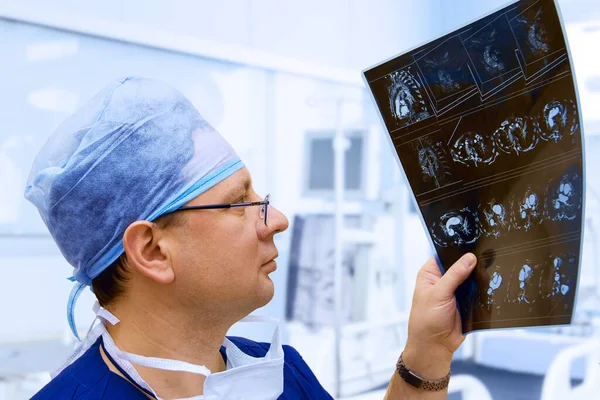 Médico Masculino Olhando Tomografia Computadorizada Tórax Paciente — Fotografia de Stock