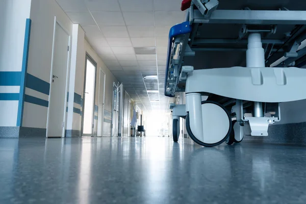 Lit Médical Sur Roues Dans Couloir Hôpital Vue Bas — Photo