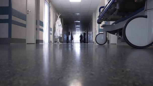 Médecin Masculin Marchant Dans Long Couloir Hôpital — Video