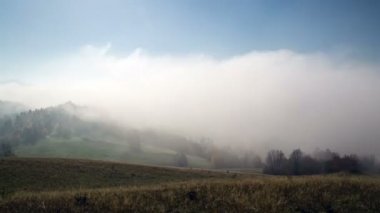 Gizemli gündoğumu dağlar zaman atlamalı sisli sabah