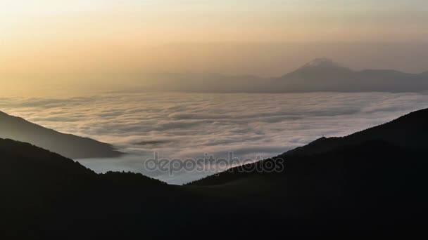 Туманное утро над облаками в горах Время Лапса. Море восходящего солнца покрыто туманом — стоковое видео