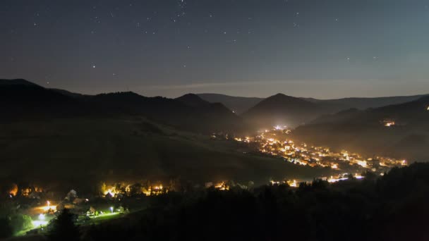 Nacht verkeer in platteland time-lapse. Romantische avond met bewegende sterren — Stockvideo