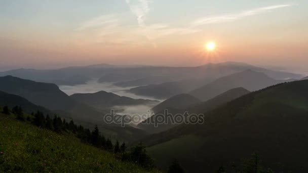 Ανατολή του ηλίου στην ορεινή κοιλάδα πάροδο του χρόνου. Ομίχλη ομίχλη το πρωί — Αρχείο Βίντεο