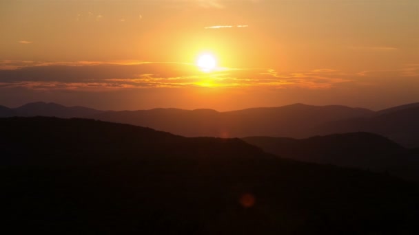 Захід сонця протягом пейзажного періоду часу. Прекрасні вечірні кольори — стокове відео