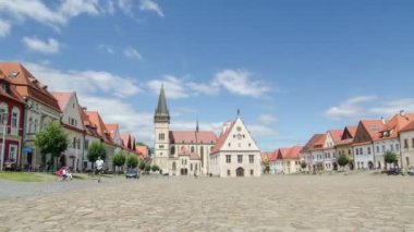 Zaman atlamalı insanlar ve Slovakya tarihi Bardejov Merkezi bulutlarda. Kiliseyle Yakınlaştır