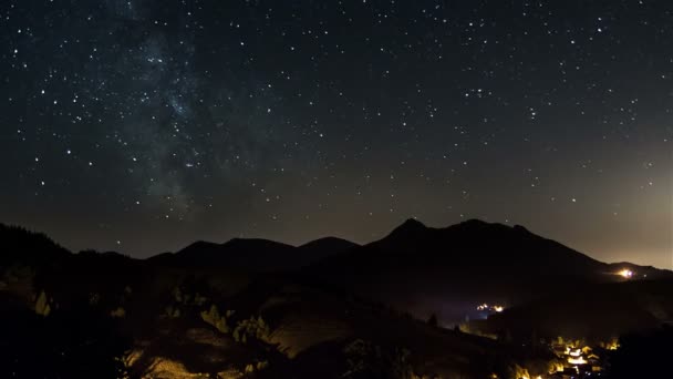 Noite estrelada em lapso de tempo rural. Estrelas que se movem no céu com galáxia Via Láctea — Vídeo de Stock