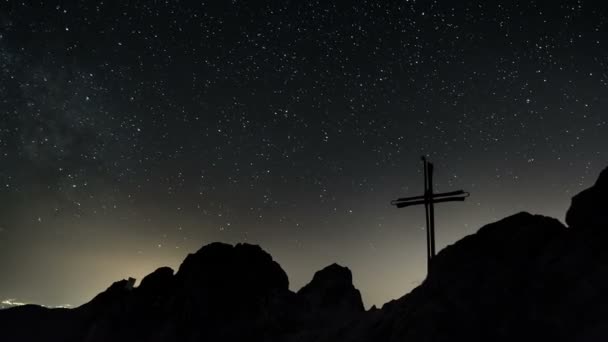 Lapso de tiempo de estrellas moviéndose en el cielo nocturno sobre la cruz símbolo de Jesucristo dolly disparo — Vídeo de stock