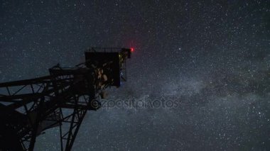 Yıldızlı gece zaman atlamalı iletişim kulesinde. Hareketli yıldız gökyüzü ile Samanyolu
