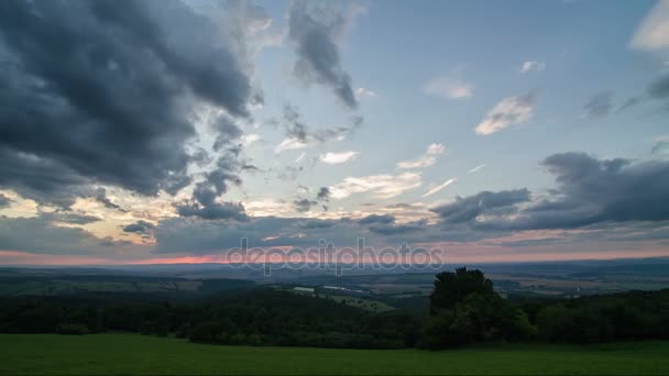 Cielo colorido puesta de sol sobre el campo lapso de tiempo panorámica — Vídeo de stock