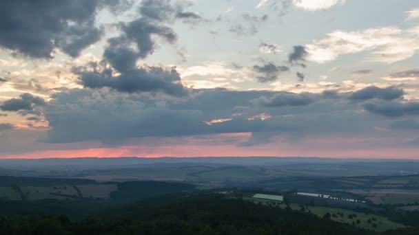 Kırsal zaman atlamalı üzerinde renkli günbatımı gökyüzü — Stok video