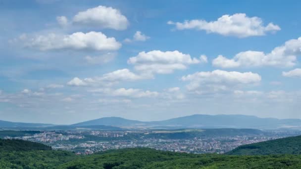 Kupovité mraky nad velké město na Slovensku časová prodleva