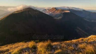 Sabah güneş ışığı ile sonbaharda ridge zaman atlamalı üzerinde uçan bulutlar dağlarda
