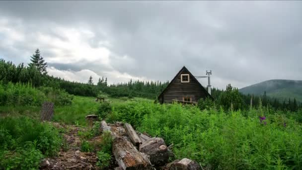 Nuvole che sorvolano cottage nel lasso di tempo foresta di montagna — Video Stock