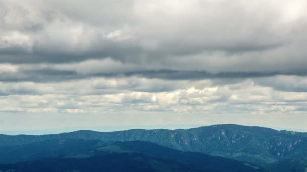 Nuages sombres sur la forêt de montagne laps de temps — Video