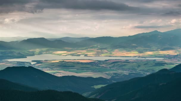 El sol sobre un pequeño lago, campos y prados verdes lapso de tiempo del campo — Vídeos de Stock