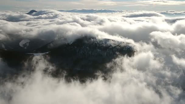 Belle onde di basse nuvole scorre in inverno montagne time lapse — Video Stock