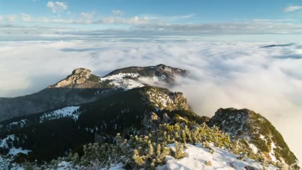 Επική χειμωνιάτικο πρωινό πάνω από τα σύννεφα στην ομιχλώδη βουνά χρονική — Αρχείο Βίντεο