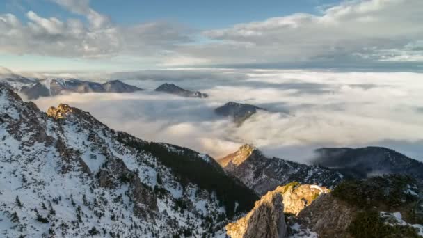 Epische mistige ochtend boven wolken stroomt in winter bergen time-lapse — Stockvideo