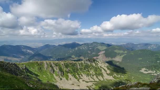 Güzel beyaz bulutlar ve gökyüzü yeşil dağların peyzaj zaman atlamalı üzerinde uçan — Stok video