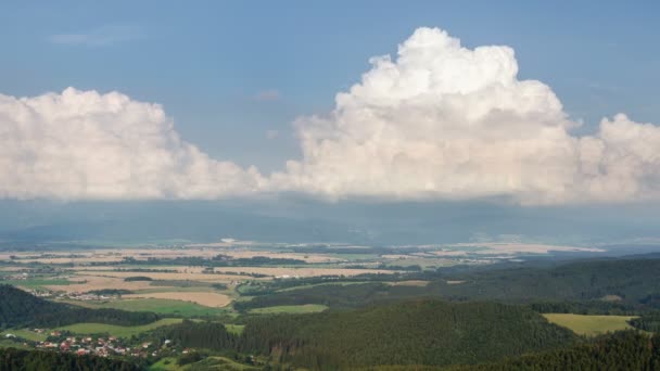 Torreggianti nuvole cumulo su campi e paesaggio rurale in estate cielo time lapse — Video Stock