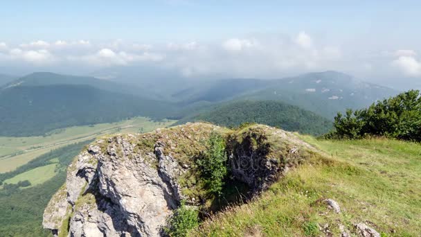 Modrá obloha s nízkými mraky nad krajinou s kameny časová prodleva — Stock video