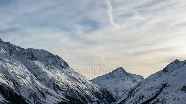 Zimní večer barvy s mraky táhnou nad Alpy hory časová prodleva — Stock video