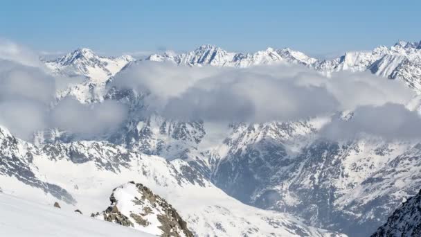 Día soleado sobre nubes bajas en invierno Alpes nevados Montañas Time Lapse — Vídeo de stock