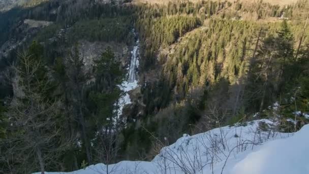 Pôr do sol sobre a cachoeira na floresta de inverno em Solden Time Lapse Dolly disparou Zoom em — Vídeo de Stock