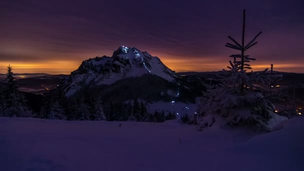 Epische nacht klim naar de top van de bergen verlicht met lampjes koplichten, tijdspanne, dolly schot — Stockvideo