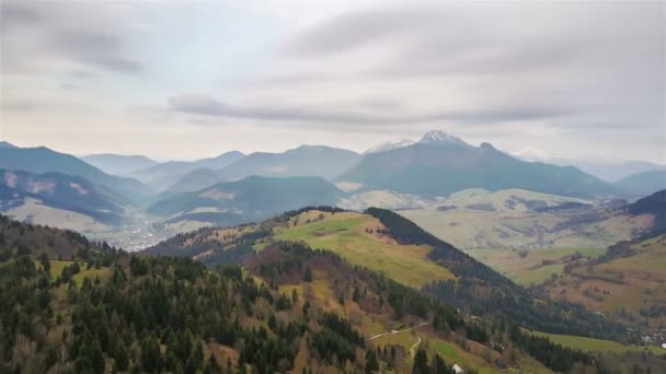 Letecký pohled na krásné venkovské přírody brzy na jaře s mraky táhnou nad horami, časová prodleva — Stock video