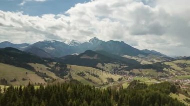 Hava uçuş bulutlar dağlar zaman atlamalı taşıma, Bahar yatay üzerinde. Pan soldan sağa