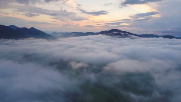 Voo de lapso de tempo aéreo acima de nuvens de névoa sobre bela noite natureza cores hiperlapso — Vídeo de Stock