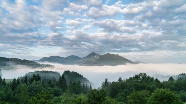 Nuvens movendo-se sobre céu azul e montanhas mágicas paisagem em nevoeiro manhã vale lapso de tempo — Vídeo de Stock