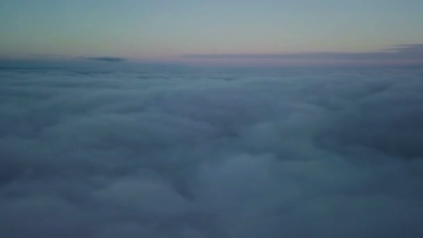 Epische vlucht naar beneden in de wolken bij ochtend zonsopgang. Luchtfoto slowmotion drone schoot — Stockvideo