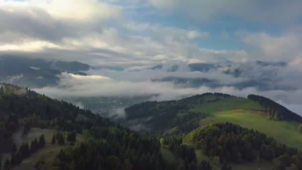 Gündoğumu, gün ışığına güzel renkler ile bulutların üzerinde hava sisli ülkenin peyzaj — Stok video