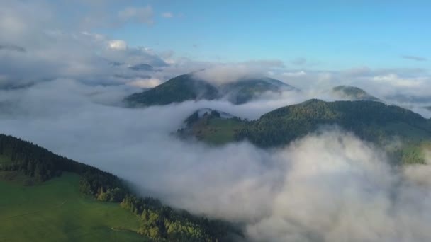 Vista aérea acima nuvens de névoa na paisagem mágica do país ao nascer do sol da manhã — Vídeo de Stock