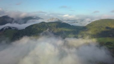 Sihirli ülke peyzaj, sabah sis bulutların üzerinde hava panoramik görünüm